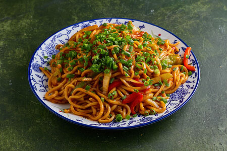 Жареная лапша с овощами