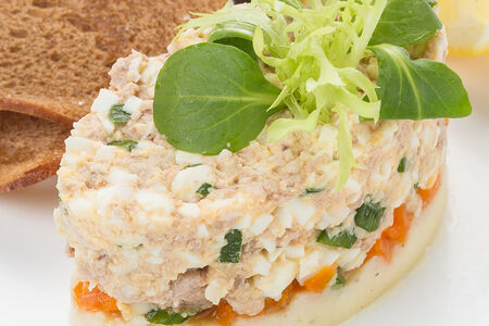 Салат из печени трески