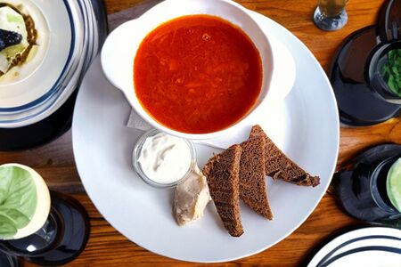 Борщ со сметаной и салом