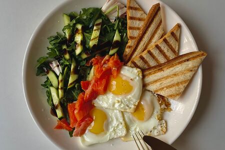 Яичница с слабосоленой форелью и рукколой