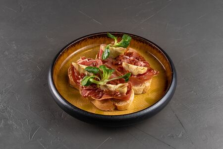 Брускетта с пармой