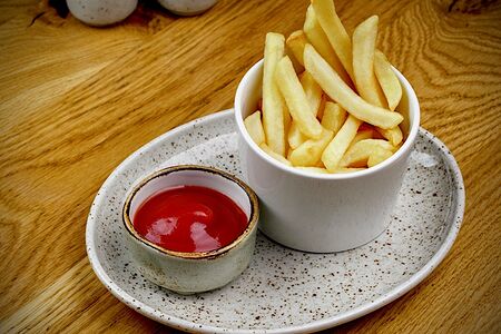 Картофель фри с кетчупом