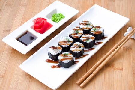 Ролл с угрем и чукой