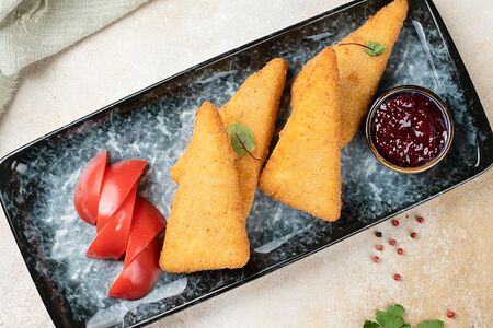 Жареный сулугуни с ягодным соусом