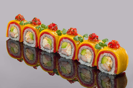 Ролл с тунцом еллоуфин, камчатским крабом, тигровыми креветками, авокадо и манго