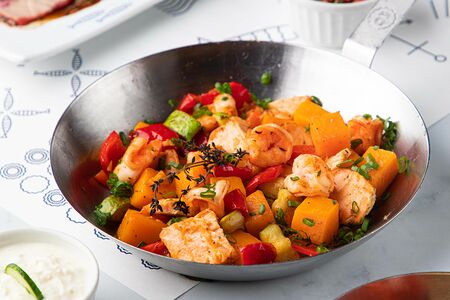 Теплый салат с креветками, лососем и овощами