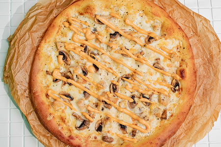 Пицца с курицей и грибами