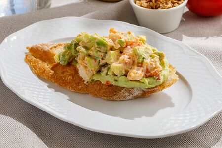 Тартин с креветками и авокадо