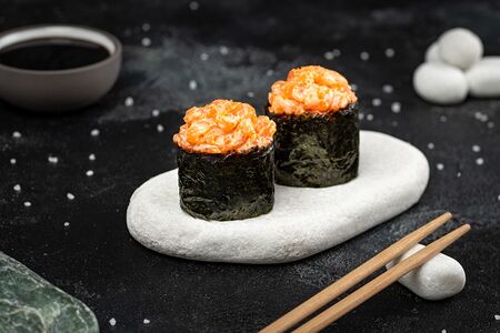 Гункан с лососем