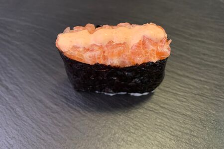 Острый суши с лососем