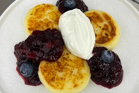 Сырники с вишневым конфи и сметаной