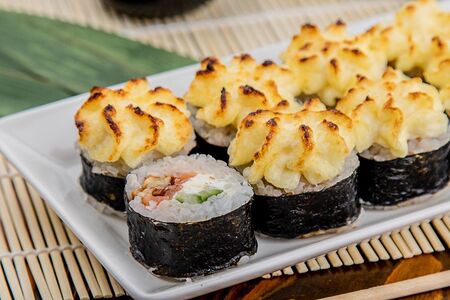 Ролл Запеченный лосось и угорь