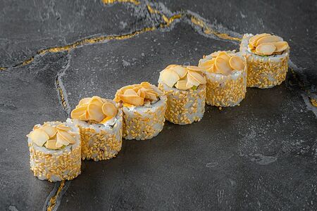 Ролл Креветка с миндалем