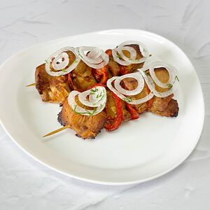 Шашлык cвинoй на шпажке