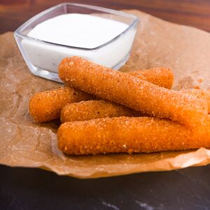 Сырные палочки с соусом Сюзьма