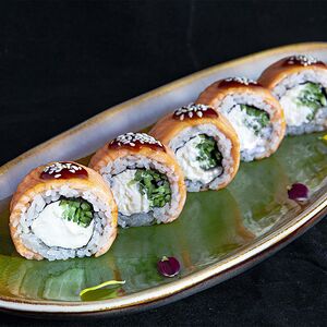 Поцелуй гейши запеченный ролл