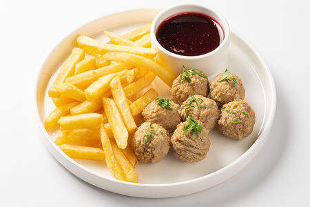 Фрикадельки с картошкой фри и брусничным соусом
