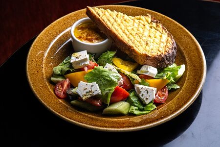 Греческий салат с хумусом и питой