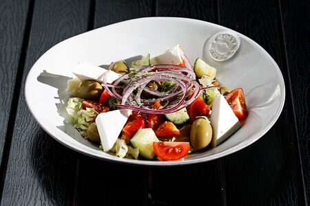 Греческий салат с фермерской брынзой
