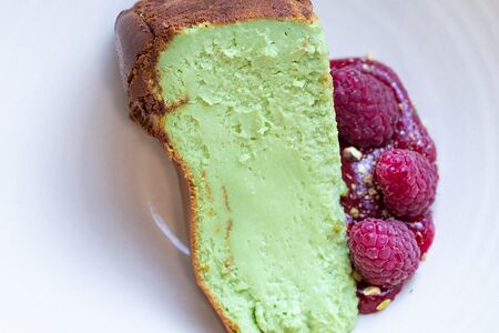 Чизкейк Сан-Себастьян из фисташки с малиной