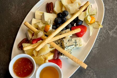 Сырное ассорти с медом и томатным джемом