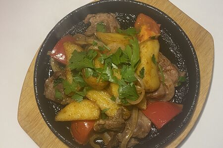 Жаркое со свининой на сковородочке