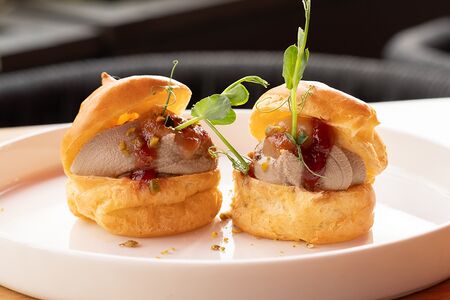 Гужеры с куриным паштетом и джемом из лесных ягод