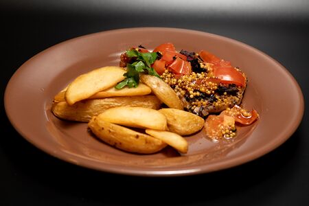 Свинина, запеченная с помидором