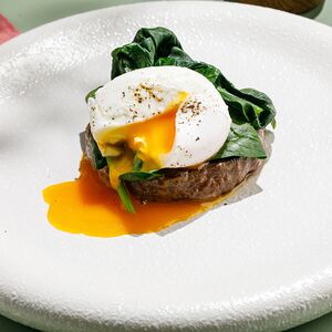 Бифштекс с яйцом пашот