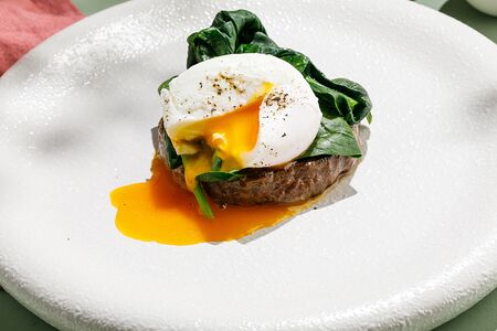 Бифштекс с яйцом пашот