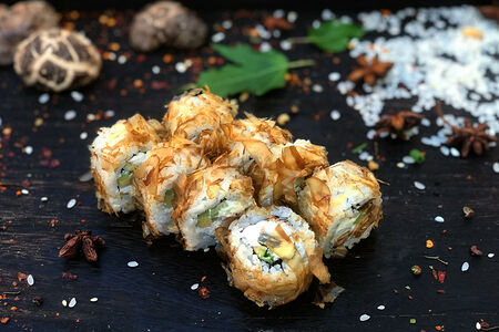 Ролл с угрем и стружкой тунца