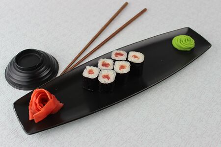 Ролл с тунцом