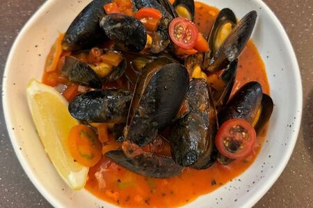 Мидии в красном соусе