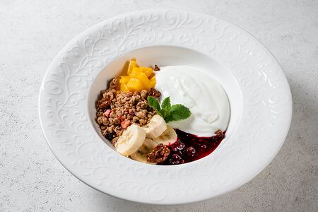 Греческий йогурт с гранолой, бананом и манго