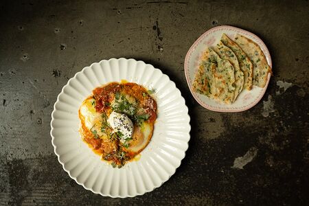 Глазунья с жареными томатами