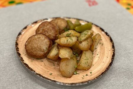 Домашние котлетки с картофелем и соленым огурцом