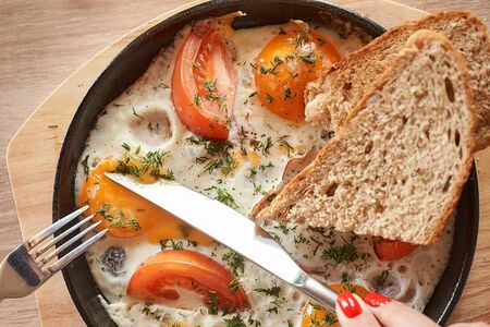 Яичница из трёх яиц с беконом и томатами