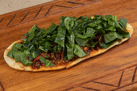 Лепешка с ягненком, травами, легкой аджикой и шпинатом