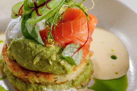 Драники с форелью слабой соли и яйцом пашот