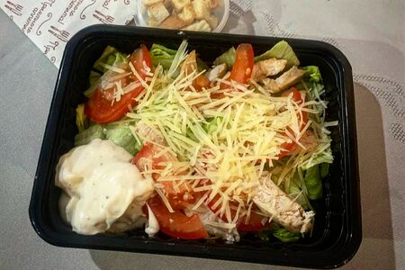 Салат Цезарь с курицей