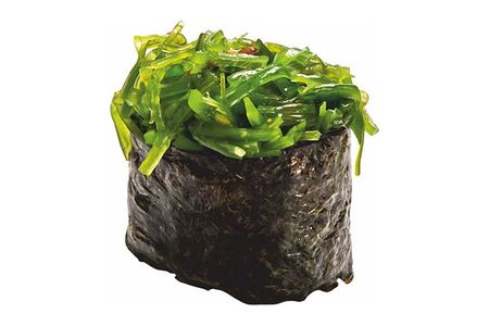 Суши с салатом из маринованных водорослей