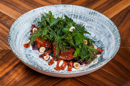 Салат с жареными баклажанами и сыром страчателла