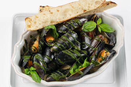 Черноморские мидии в соусе горгонзола