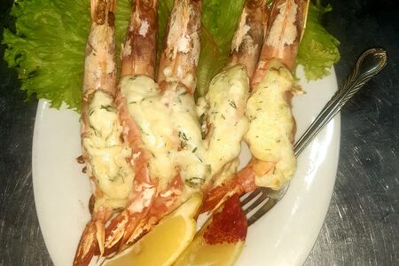 Лангустины с чесноком и сыром в духовке