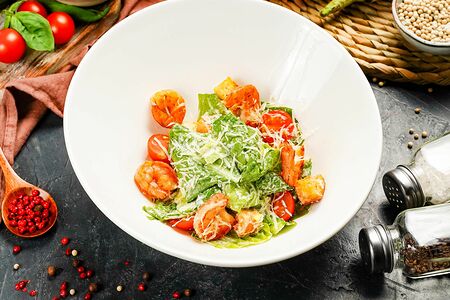 Салат Цезарь с креветками гриль
