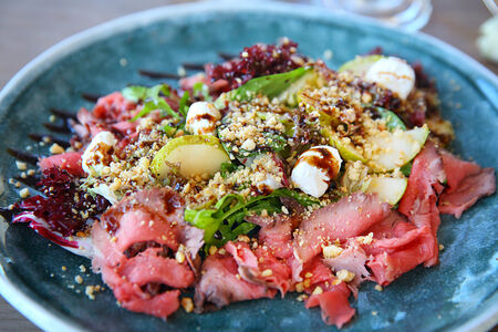 Салат с ростбифом и грушей