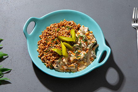 Бефстроганов с вешенками, трюфельным соусом и гречкой