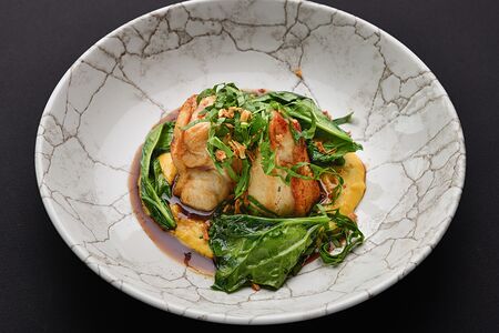 Цыплёнок с кремом из кукурузы и шпинатом