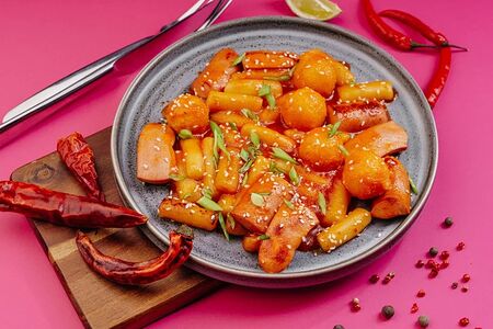 Токпокки с сосисками и сырными шариками