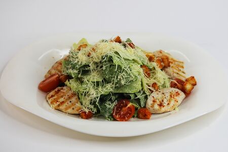 Салат Цезарь с курицей